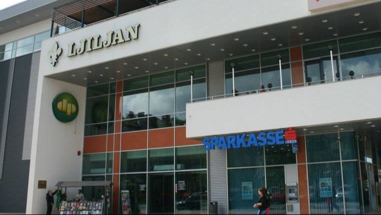 Reagovala policija: Dvojica muškarca u Cazinu uhvaćena tokom intimnog odnosa u WC-u tržnog centra