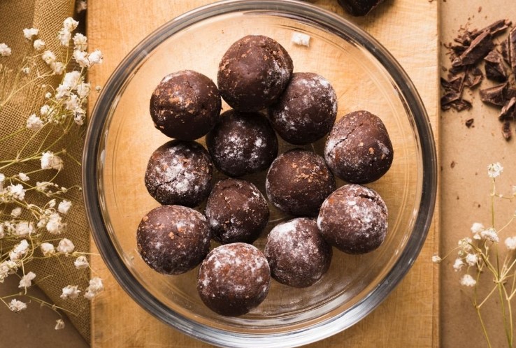 Brzi kolač bez pečenja: Kremaste bombice sa kafom i kakaom