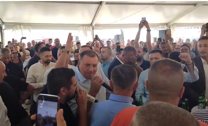 Dodik zapjevao na Kočićevom zboru: “Svaka bi fukara da ubije vuka” VIDEO