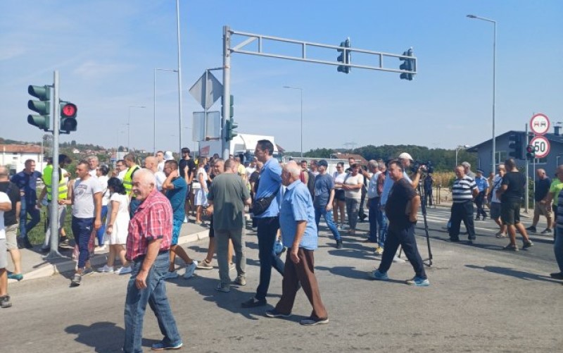 Zaustavili saobraćaj na pola sata: Protest mještana Dragočaja zbog restrikcija vode VIDEO