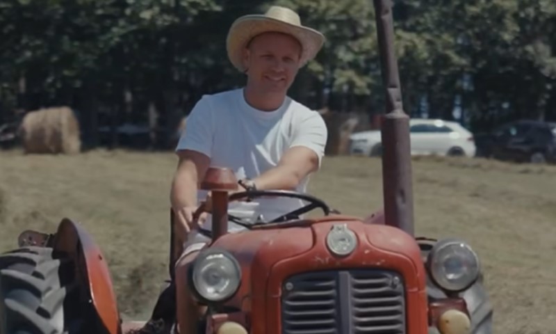 Zagrijavanje za izbore: Traktor, sijeno, polje i Stanivuković VIDEO