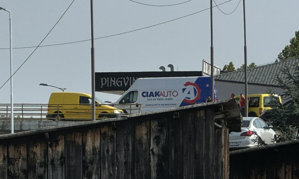 Saobraćaj obustavljen: Sudar na nadvožnjaku u Trnu