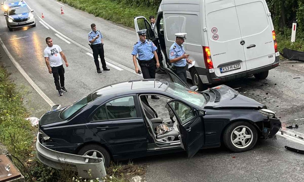 Obustavljen saobraćaj: Težak sudar automobila i kombija kod “Klašnika”
