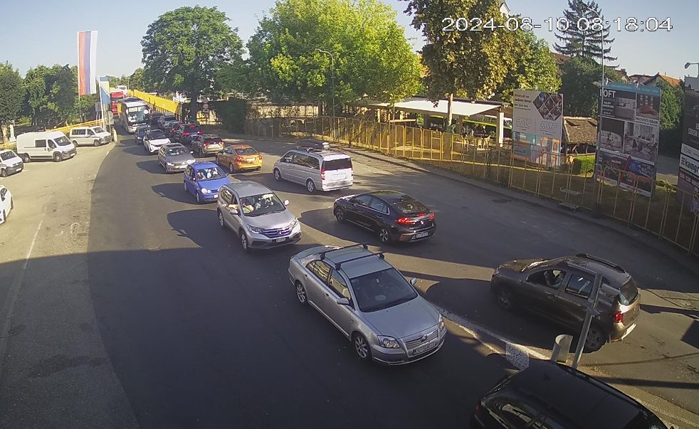 Gužva na ulazu u BiH: Pojačan saobraćaj na prelazima Gradiška, Gradina i Velika Kladuša
