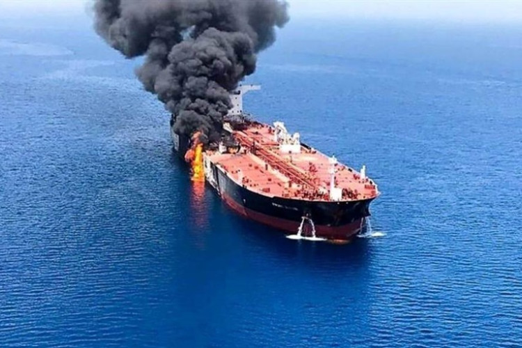 Pogođeni grčki tanker ispušta naftu