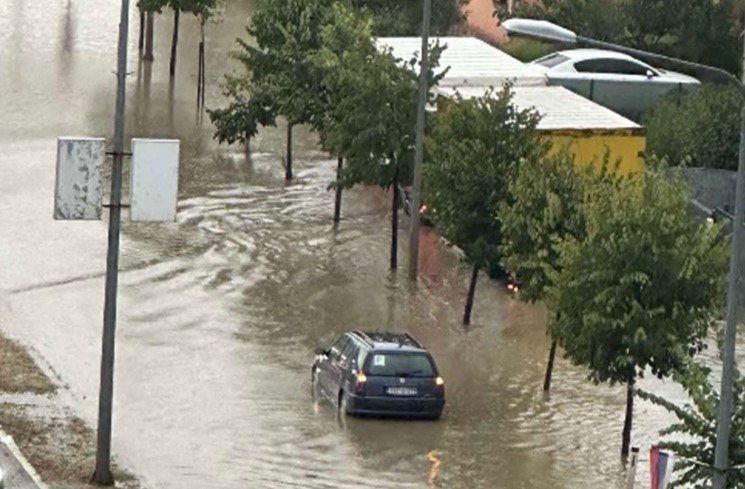 Kiša napravila haos u Banjaluci: Brojne gradske ulice pod vodom, izbijeni šahtovi FOTO, VIDEO