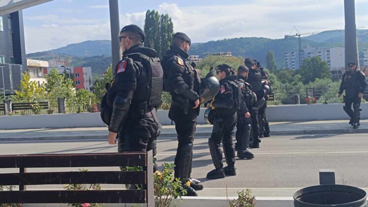 KFOR formirao kordon na sredini ibarskog mosta, noćas parkirana i blindirana vozila