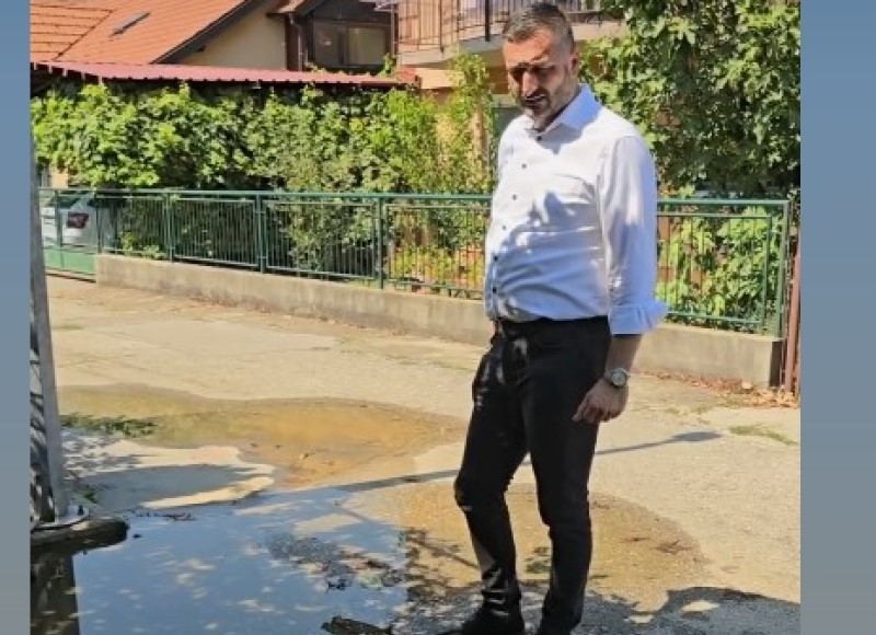 Ninković u Zalužanima: Više od 18 dana voda teče ulicama, Vodovod ignoriše pozive građana VIDEO