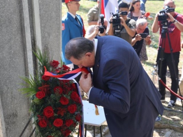 Dodik položio vijence u Šušnjarima: Mora se otpočeti gradnja hrama u pomen žrtvama FOTO
