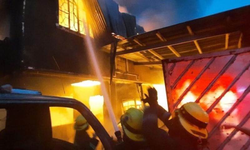 Vatra buknula u petospratnoj zgradi: Najmanje 11 osoba poginulo u požaru