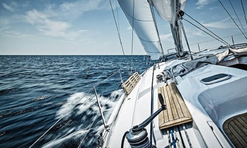 Drama u “gluvo doba noći”: Mladići napadnuti na odmoru, skakali u more da se spasu