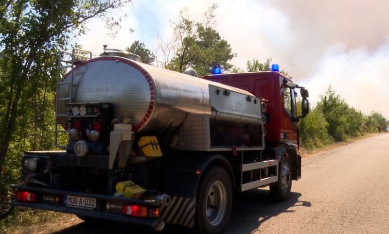 Gori između Breze i Ilijaša: Vatrogasci izašli na teren, sumnja se na ljudski faktor FOTO