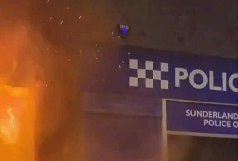 Neredi u Engleskoj: Rulja krenula na džamiju, zapalila policijsku stanicu VIDEO