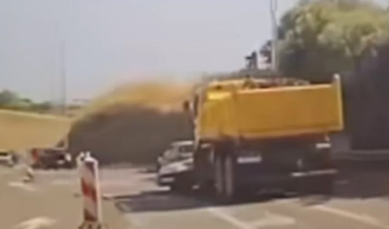 Jako čudna saobraćajka: Kamion udario automobil i nastavio da ga gura po putu VIDEO