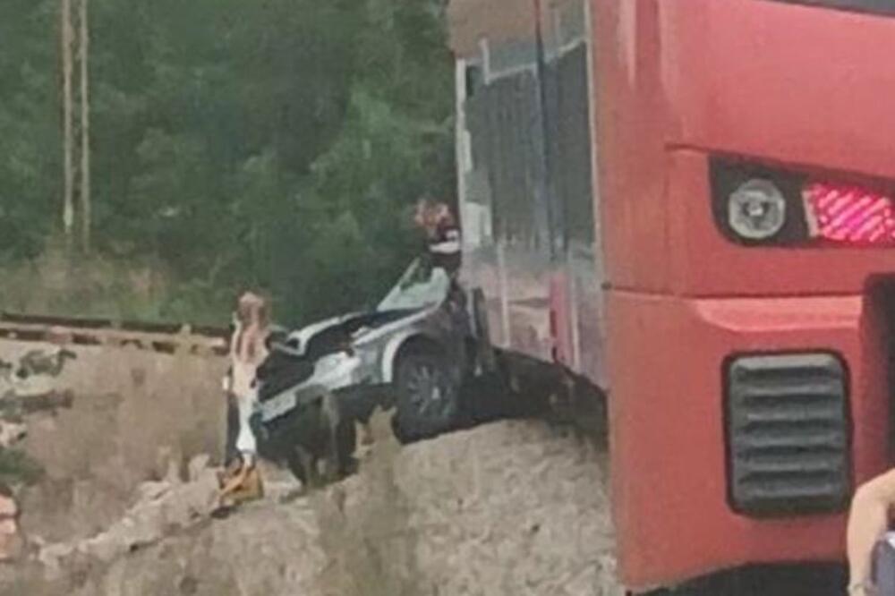 Uznemirujući snimak: Vozač prolazi na crveno svjetlo na pružnom prelazu, voz smrti udara u auto VIDEO
