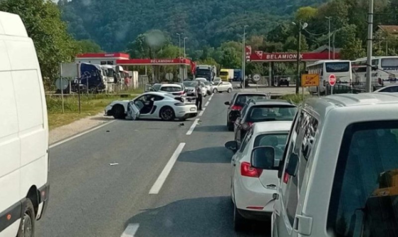 Krš i lom! Saobraćajna nesreća u ovom dijelu BiH, dijelovi “poršea” rasuti po cesti