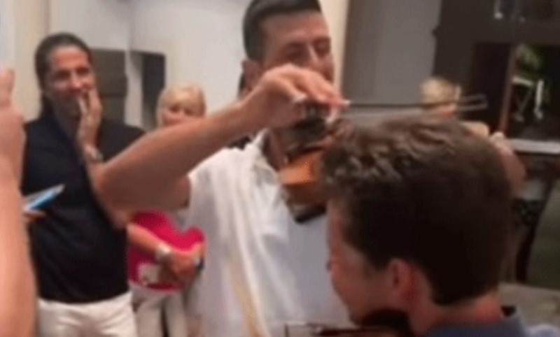 Pokazao još jedan talenat! Novak Đoković zasvirao violinu: “Kakva epska noć” VIDEO