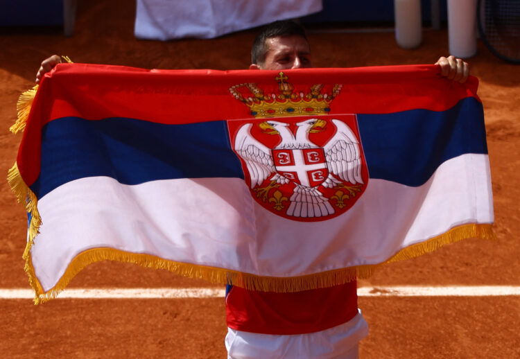 Srbija slavi Novakovo zlato: Kolo u autobusu, skakanje u rijeku, kolone automobila, zastave VIDEO