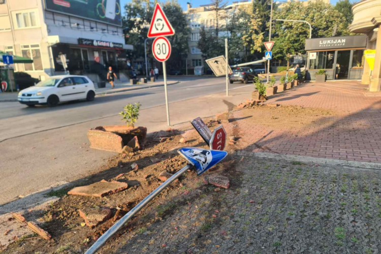 Nesavjesni vozač napravio pravi haos u banjalučkom naselju: Polomljeni saobraćajni znakovi i žardinjere FOTO