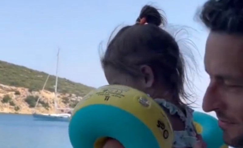 Prenerazio čitavu internet zajednicu: Otac nonšalantno bacio kćerkicu u more VIDEO