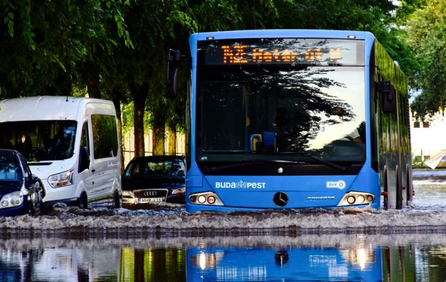Megaoluja divljala gradom, bujica odnijela ženu pod autobus VIDEO