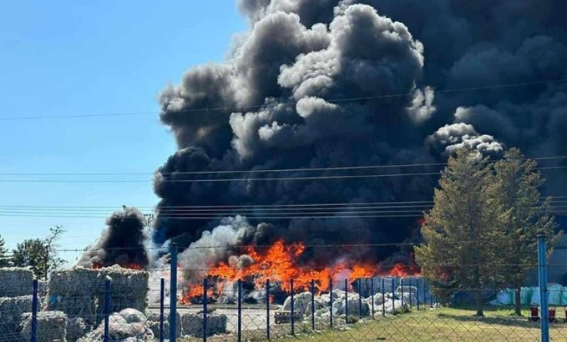 Oglasila se policija: Požar u fabrici za preradu i skladištenje plastike izazvao kratak spoj