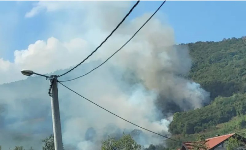 Gusti dim nadvio se nad ljudima i kućama: Izbio požar u ovom dijelu Banjaluke VIDEO