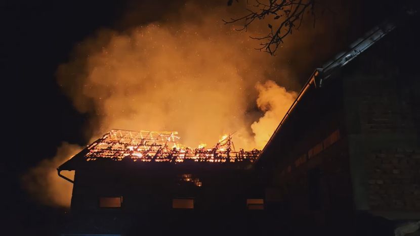 Otvorili prozor i vidjeli kako plamen guta objekte: Komšije spasile stado ovaca iz velikog požara