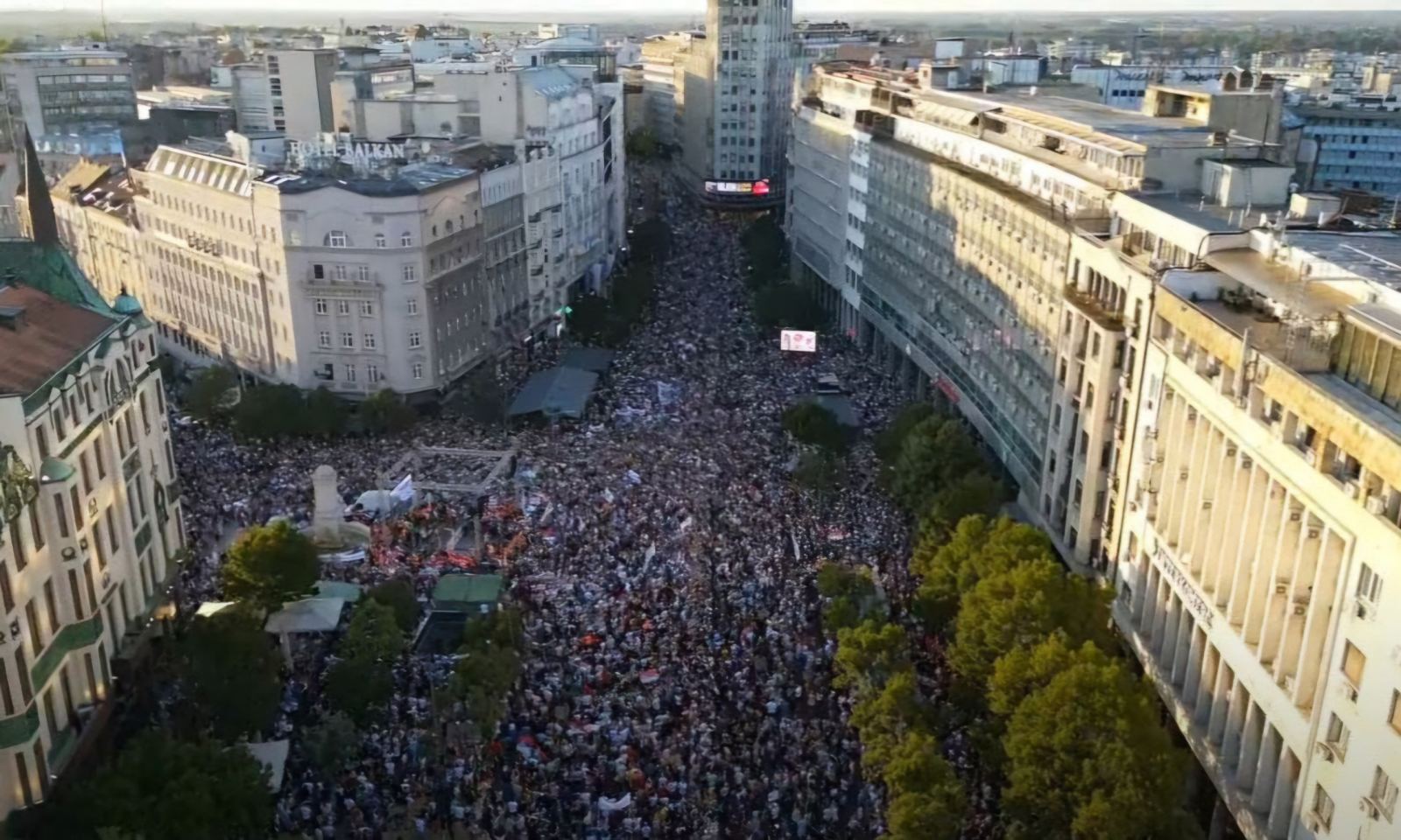 Šetnja uslijedila nakon protesta u Beogradu: Blokada dvije željezničke stanice VIDEO
