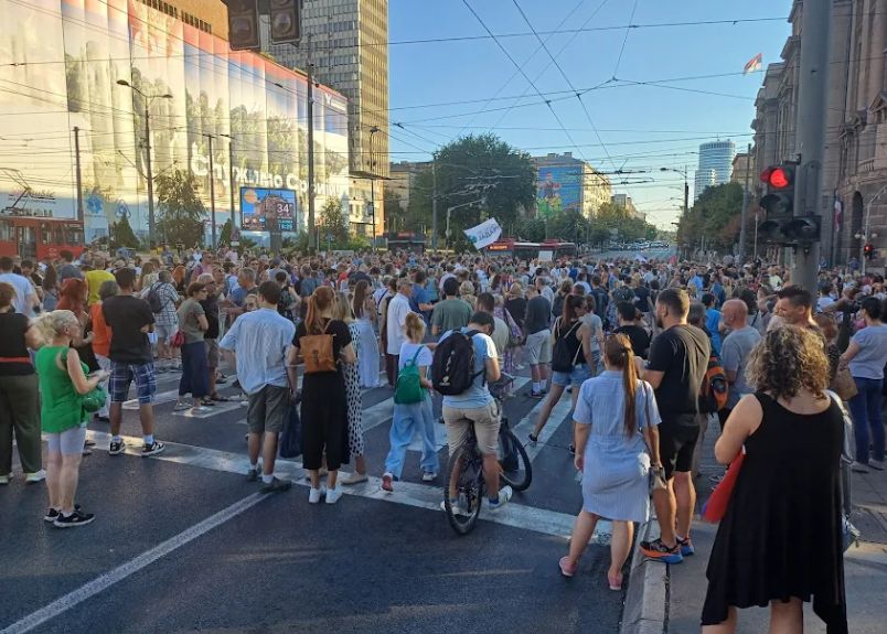 Protest ispred zgrade Vlade Srbije, blokirana raskrsnica VIDEO