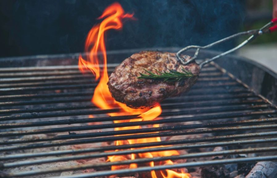 Jednostavni trikovi: Evo kako da najlakše raspalite roštilj