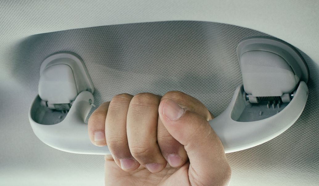 Čemu zapravo služe ručke iznad sjedišta u kolima? Ne, ne služe da se za njih držite tokom vožnje