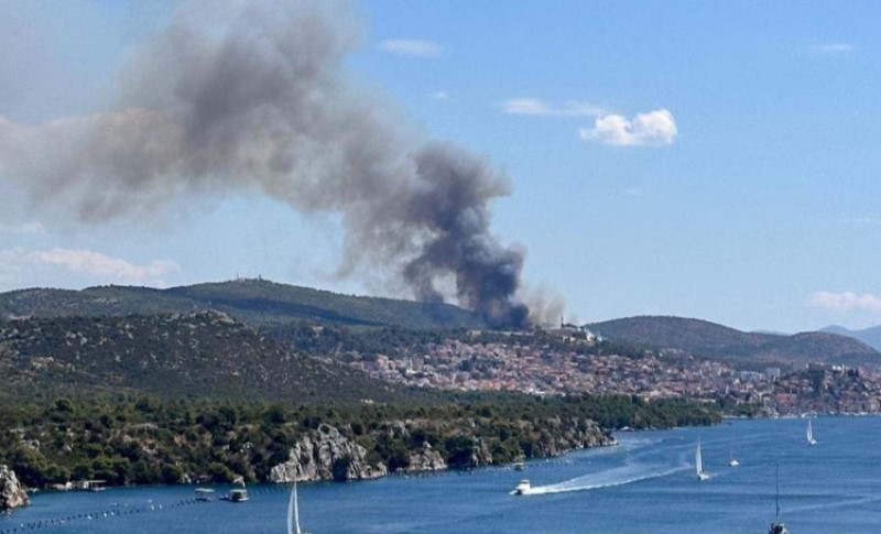 Drama! Buknuo požar u Šibeniku, vatra se širi prema kućama – čuju se i detonacije VIDEO