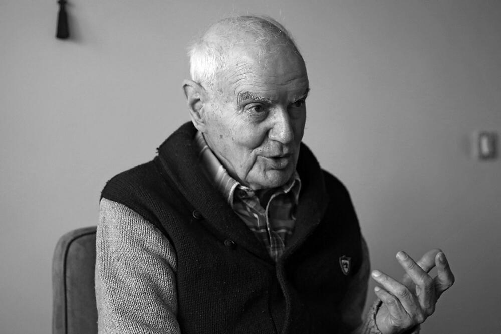 Ispraćen uz pjesmu “A sad adio”: Sahranjen Siniša Pavić