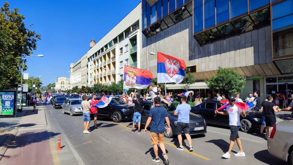 Motociklista u srcu Banjaluke slavio zlato vaterpolista, ali na način da su svi ostali bez daha VIDEO