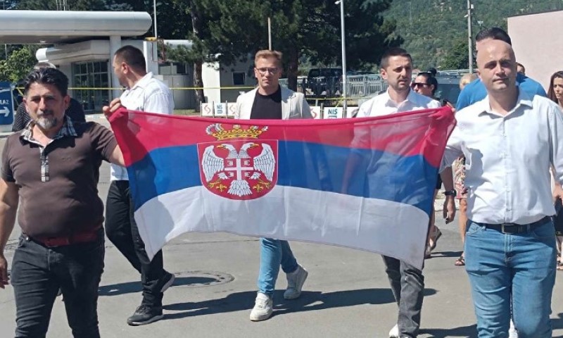 Protest ispred policijske stanice: Srbi se digli zbog hapšenja dva političara na Kosovu