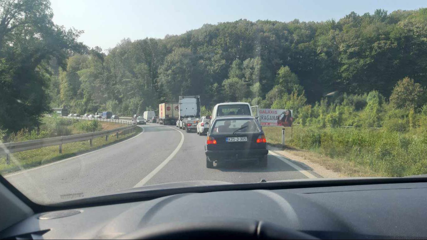 Teška nesreća: Ima povrijeđenih, saobraćaj obustavljen