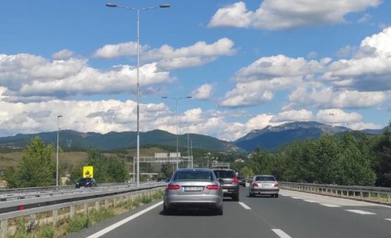AMS RS: Očekuje se pojačan saobraćaj prema graničnim prelazima, privremene obustave zbog radova i manifestacija