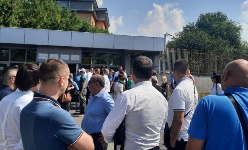 Podrška! Počelo okupljanje pred Sudom BiH pred početak ročišta Dodiku i Lukiću FOTO