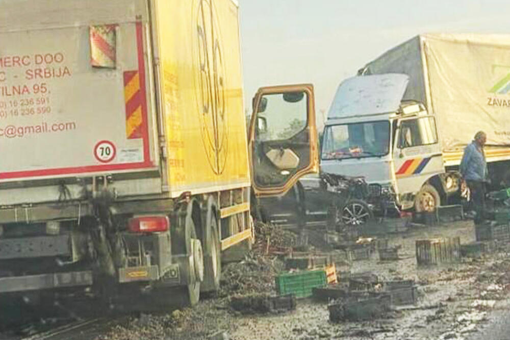 Lančani sudar na auto-putu: Auto smrskan između dva kamiona, saobraćaj u zastoju, kolona duga više od 10 kilometara