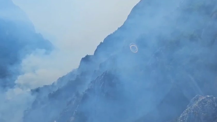 Snimak iz helikoptera: Vatra se širi, vremenski uslovi ne pogoduju gašenju požara VIDEO