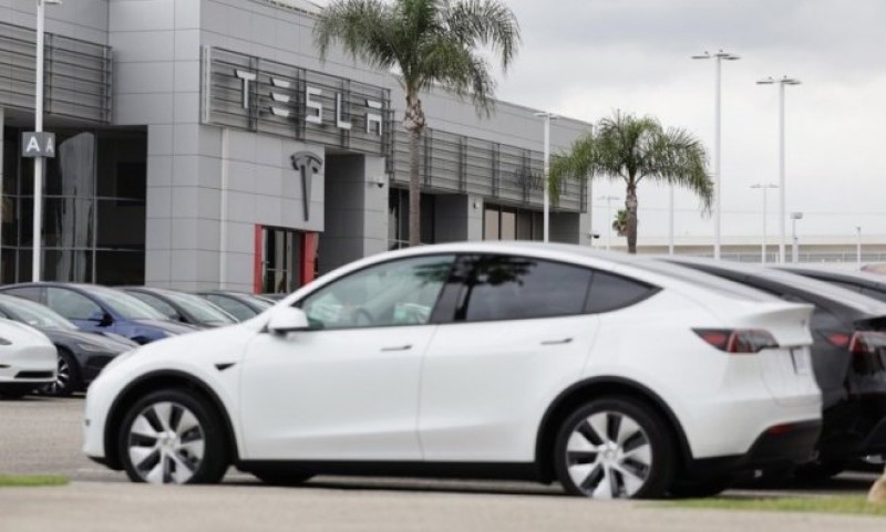 Tragedija! Teslin automobil u režimu “autopilota” udario i usmrtio motociklistu