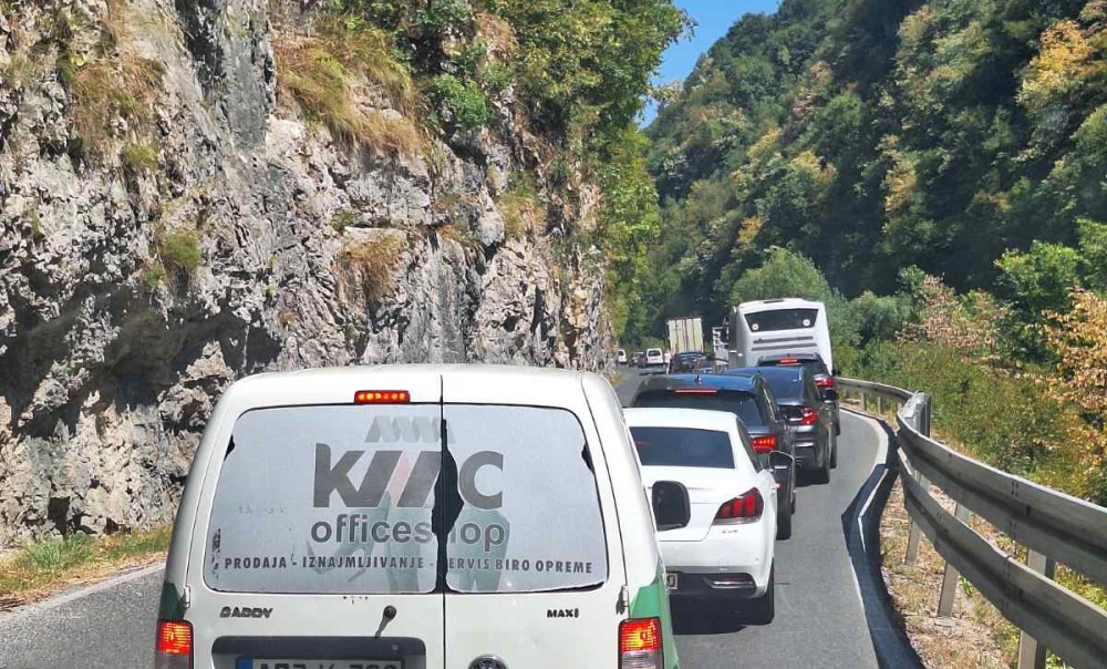 Saobraćajka u kanjonu Tijesno: Stvorile se velike gužve, čeka se policija