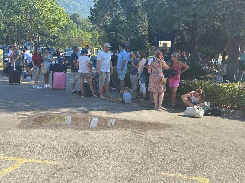 Skandal na aerodromu u Tivtu: “Nema za sve mjesta”