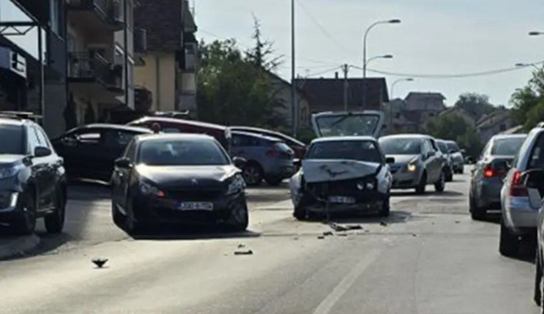 Saobraćajka u Banjaluci: Sudar “pežoa” i “golfa” kod Centruma