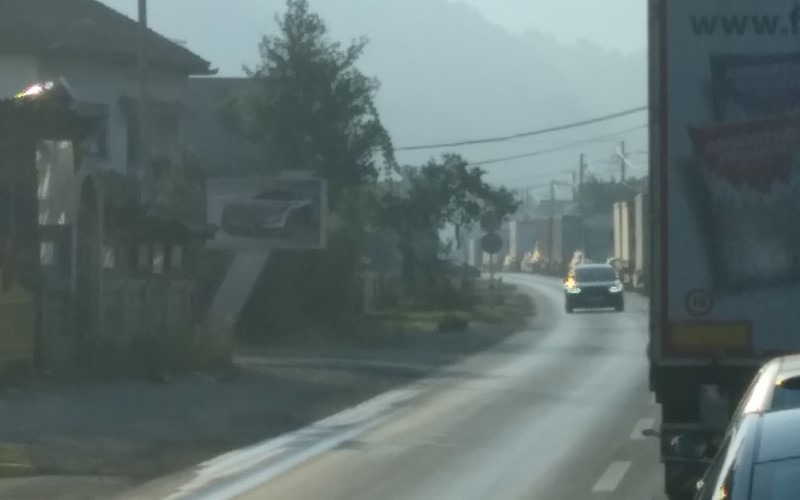 Otežan saobraćaj: Sudar autobusa i teretnog vozila u Doboju