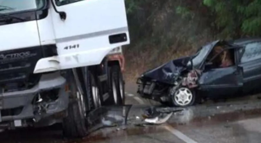 Težak udes, sudarili se automobil i kamion: Povrijeđene tri osobe