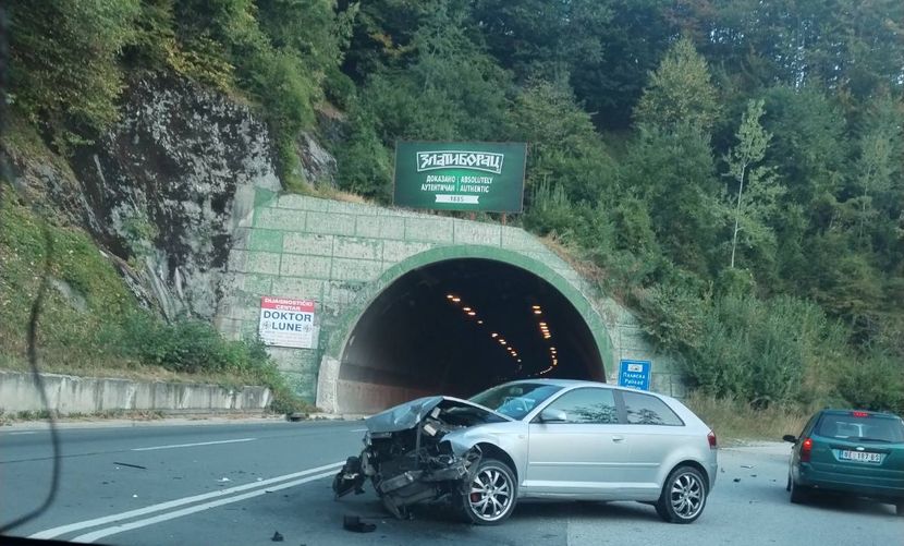 Direktan sudar dva vozila, “audi” potpuno smrskan