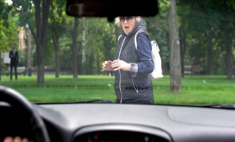 Bahatost bez granica! Pijan i bez vozačke dozvole (22) udario tri žene pa pobjegao