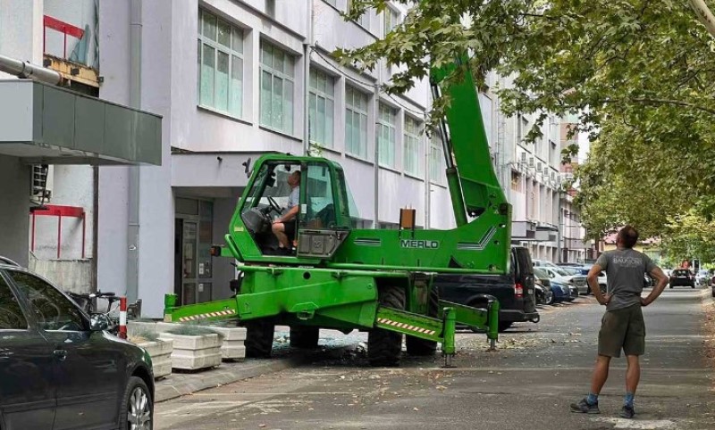 Šokirani prolaznici zastajkuju i gledaju šta se dešava: Sa zgrade u Banjaluci pada staklo VIDEO